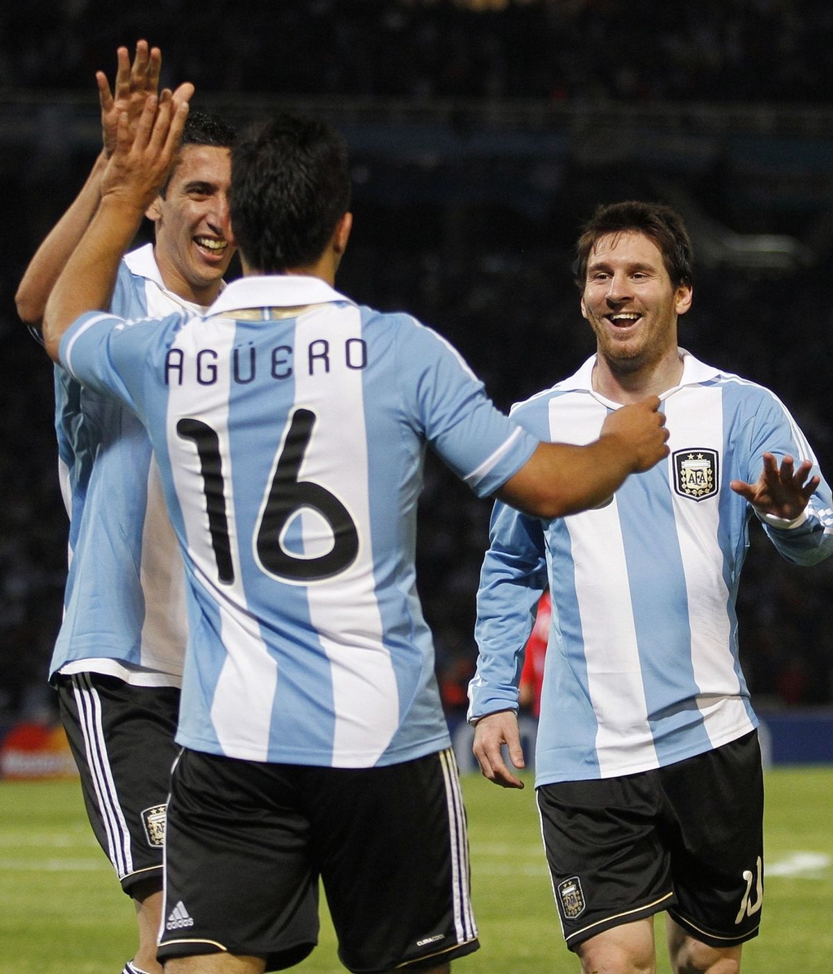 Messi y Agüero lideran el resurgir albiceleste