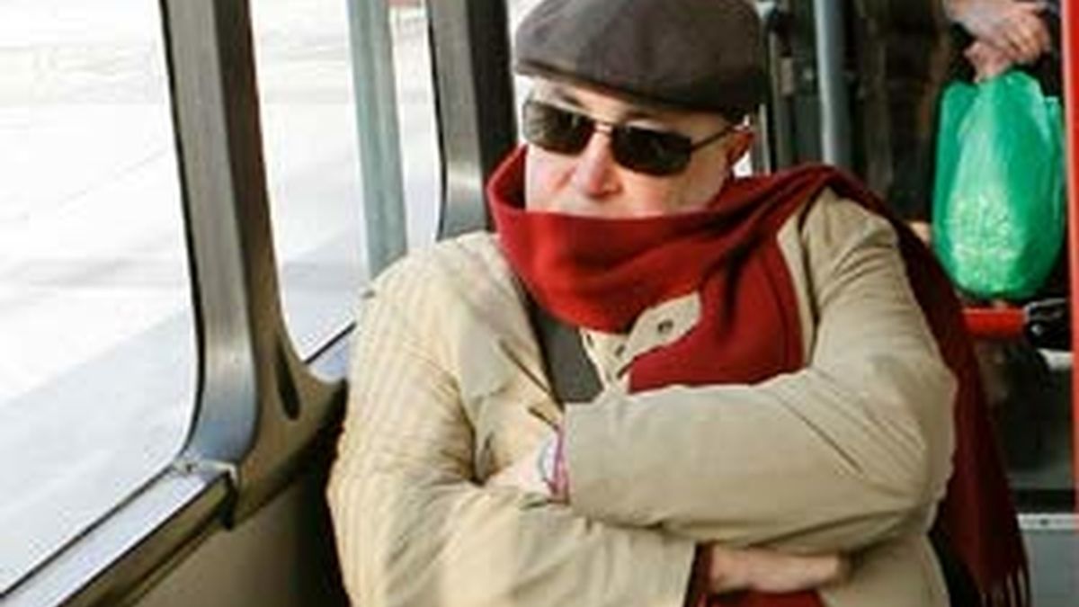 El ex director general de la Guardia Civil, Luis Roldán, ha cogido un autobús urbano en el que se ha ido a su casa tras firmar su carta de libertad. Vídeo: Informativos Telecinco