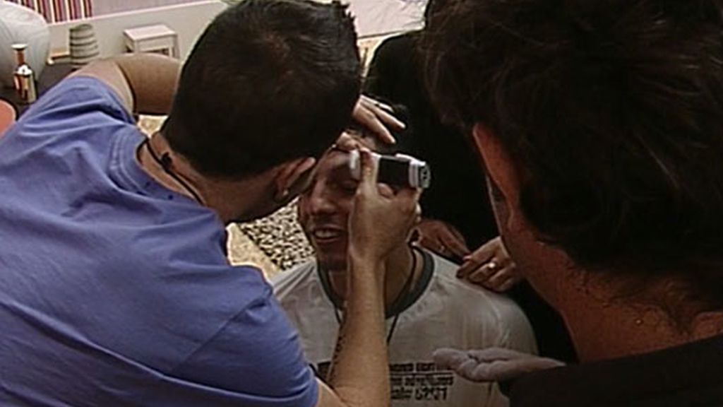 Toscano se depila una ceja