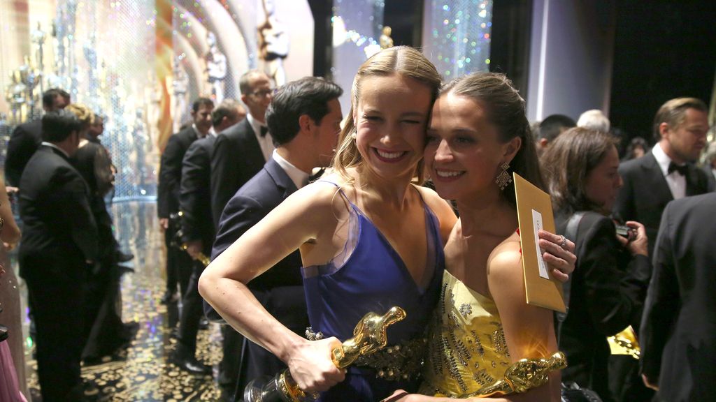 Alicia Vikander y Brie Larson celebran sus premios Óscar