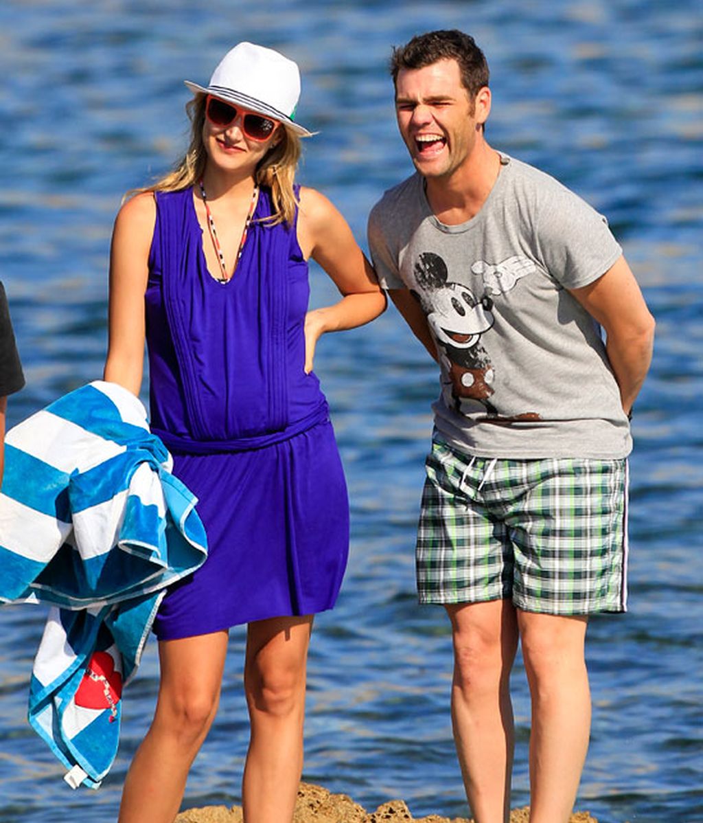 Fonsi Nieto y su novia Alba Carrillo presumen de embarazo