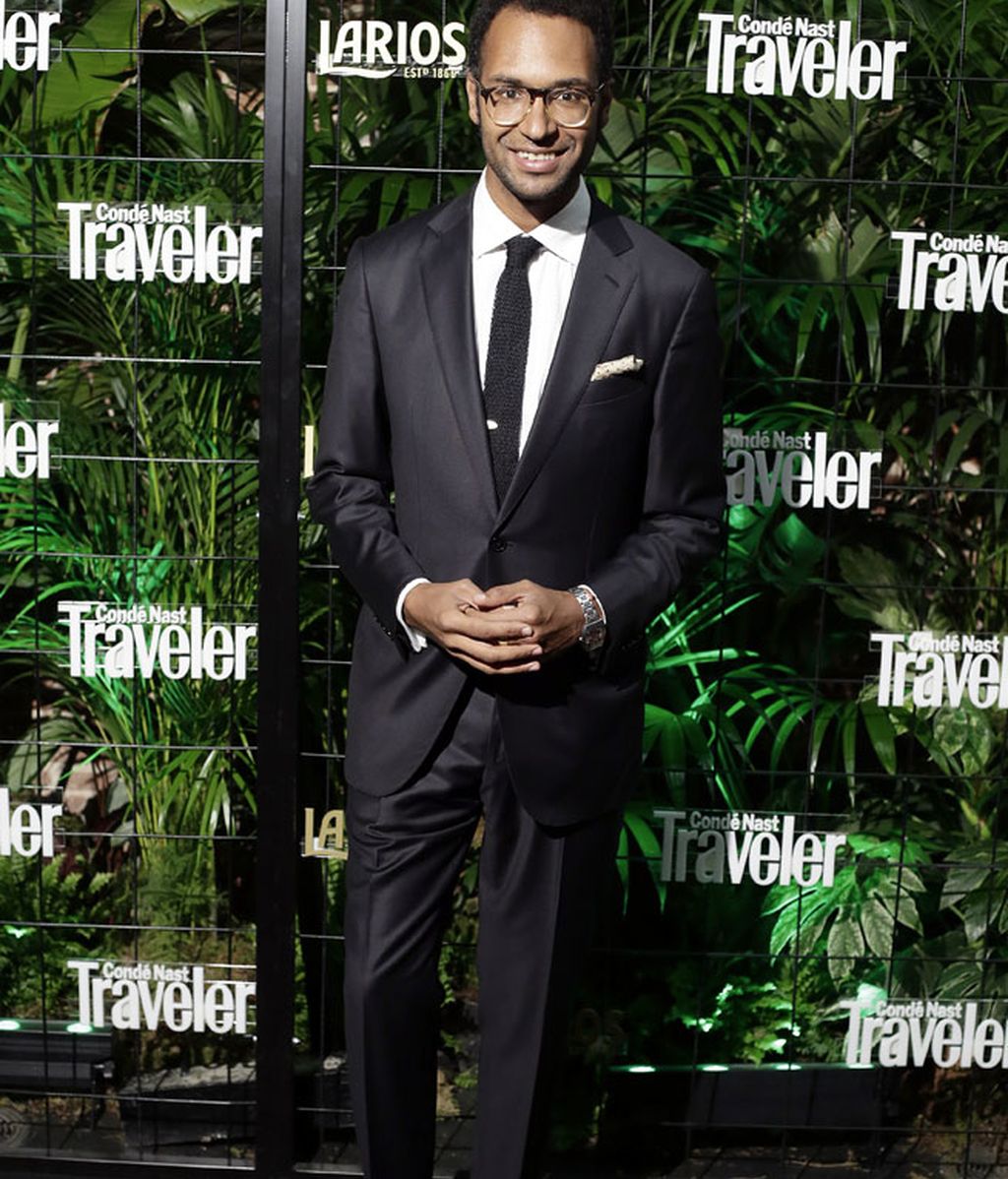 Johann Wald, traje negro y slippers