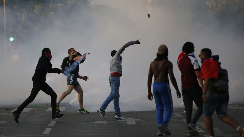 La policía usa gases lacrimógenos en los distubrios de la 'fan zone' de la Torre Eiffel