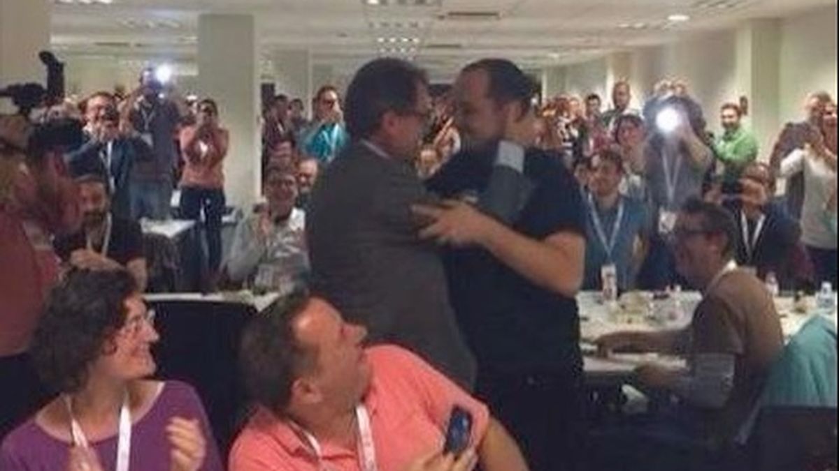 Abrazo entre Artur Mas y Fernández