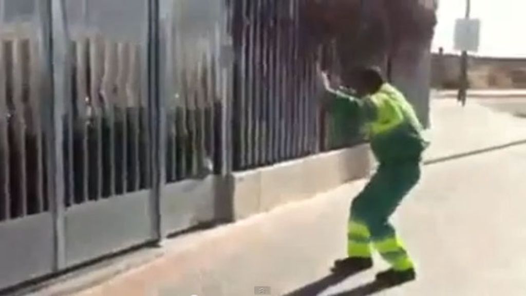 Emilio, el barrendero que cantaba 'Bob Esponja' a los niños