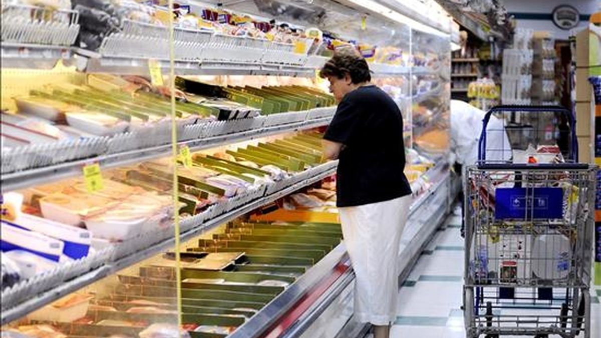 Una mujer selecciona productos en un supermercado. EFE/Archivo