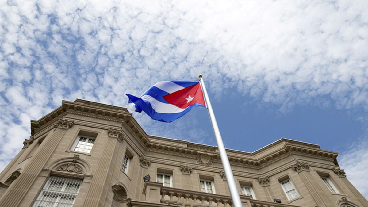 La bandera de Cuba ondea ya ante la embajada cubana en Washington