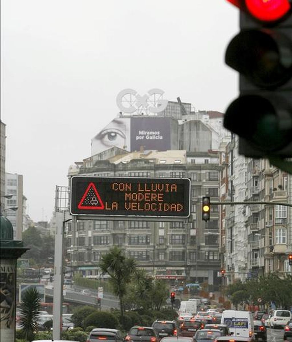 Un letrero luminoso de la Dirección General de Tráfico advierte del peligro por fuertes lluvias en una de las principales vías de entrada y salida de la ciudad de A Coruña. EFE Un letrero luminoso de la Dirección General de Tráfico advierte del peligro por fuertes lluvias en una de las principales vías de entrada y salida de la ciudad de A Coruña. EFE