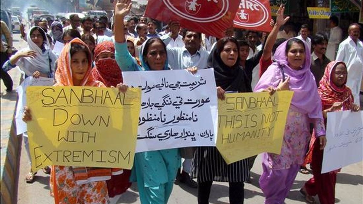 Activistas de una ONG se manifiestan contra el integrismo islámico en Hyderabad, Pakistán. EFE