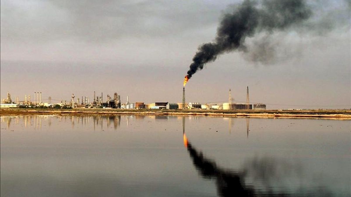 Fotografía de una refinería cerca de Umm Quasar en Basora, Irak. EFE/Archivo