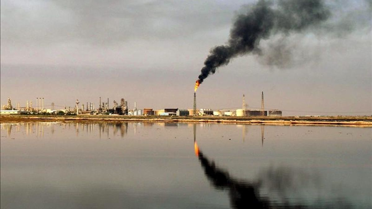 Fotografía de una refinería cerca de Umm Quasar en Basora, Irak. EFE/Archivo Fotografía de una refinería cerca de Umm Quasar en Basora, Irak. EFE/Archivo