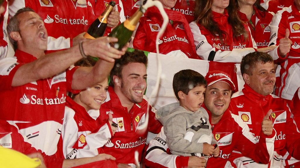 Fernando Alonso presume de novia en su victoria de Shanghái
