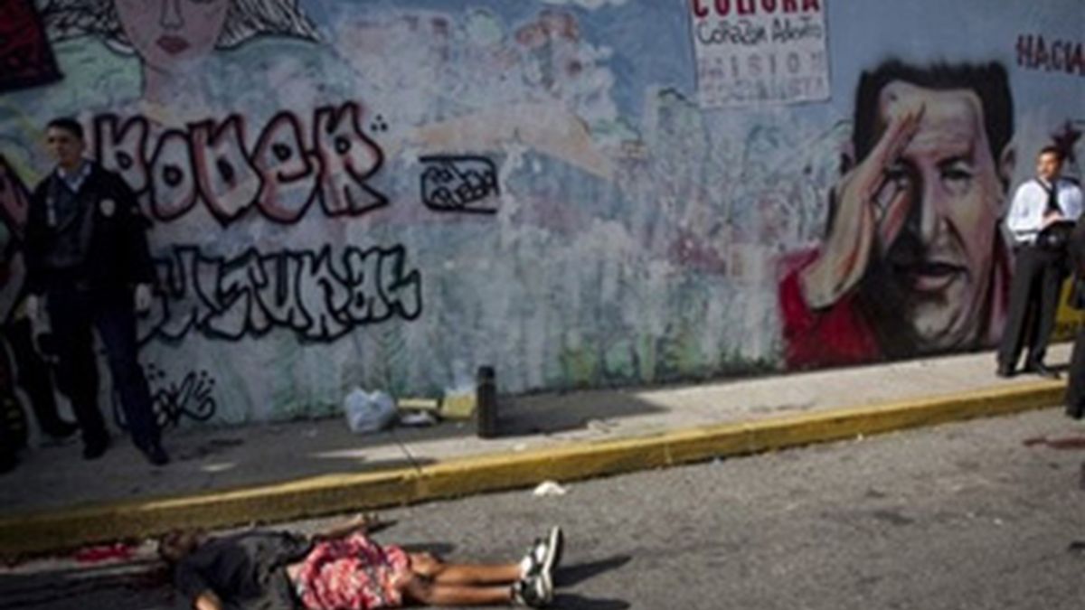 Cuerpo tendido de un joven sin identificar en una calle de Caracas. Foto:AP