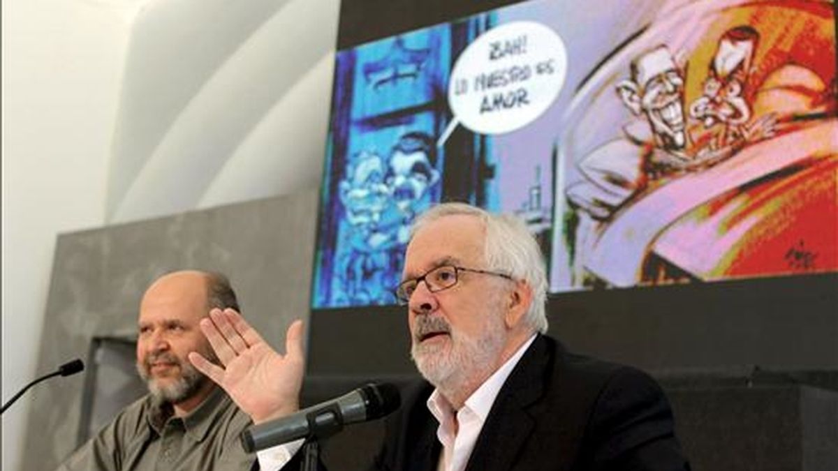 Los humoristas gráficos Jesús Zulet (i) y Antonio Fraguas "Forges" (d), durante su partipación hoy en el marco de la Primera Semana Internacional de Literatura de Humor y Humor Gráfico de Bilbao. EFE