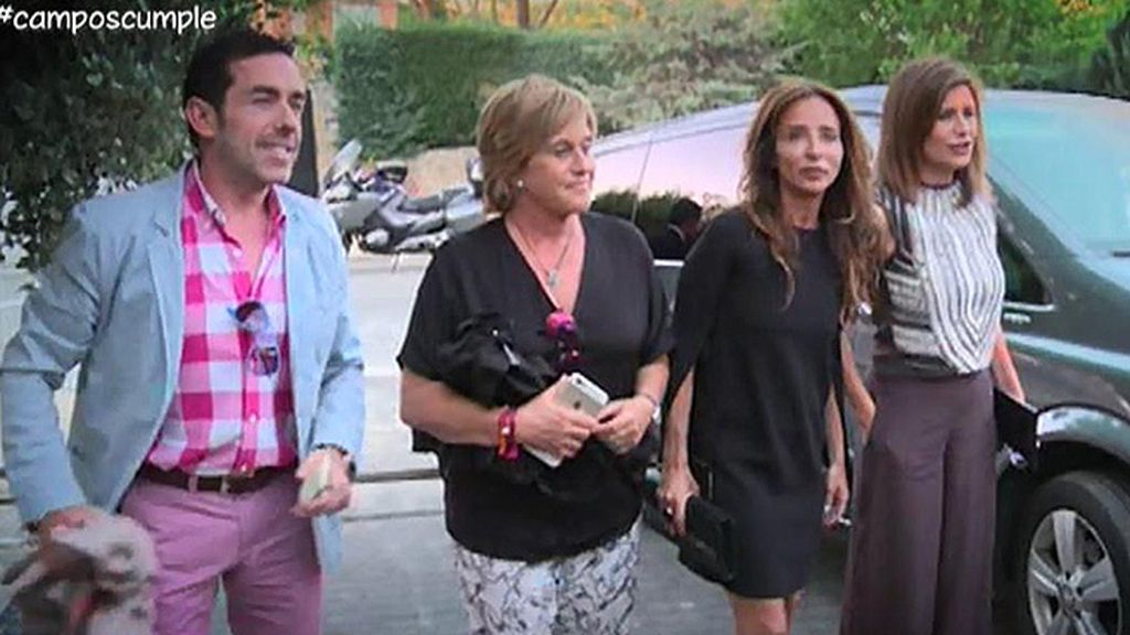 La presentadora posaba con su pareja y sus amigos ante las cámaras