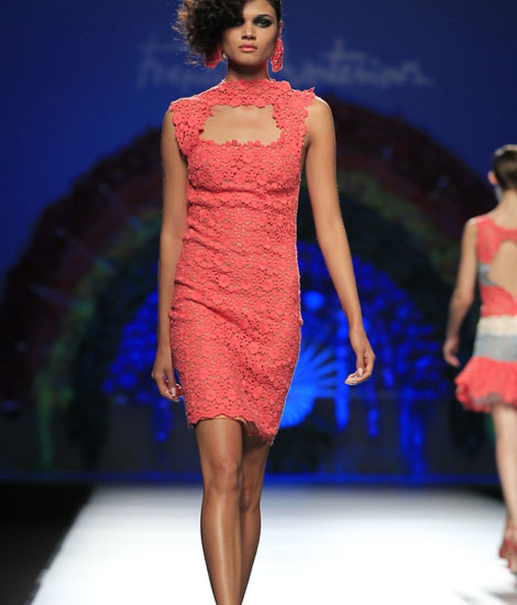 Una pasarela llena de flores y color