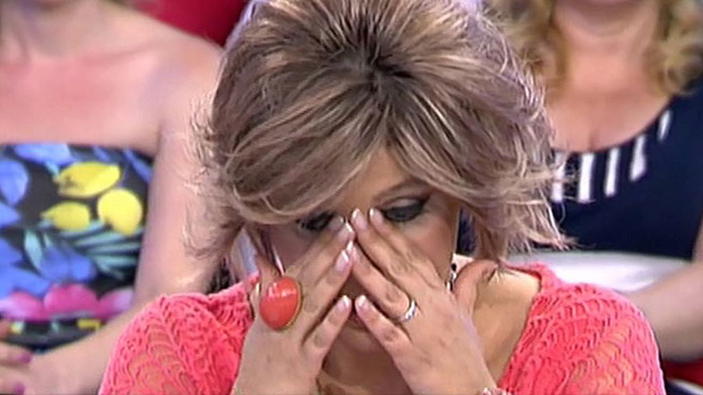 La presentadora abraza a la colaboradora