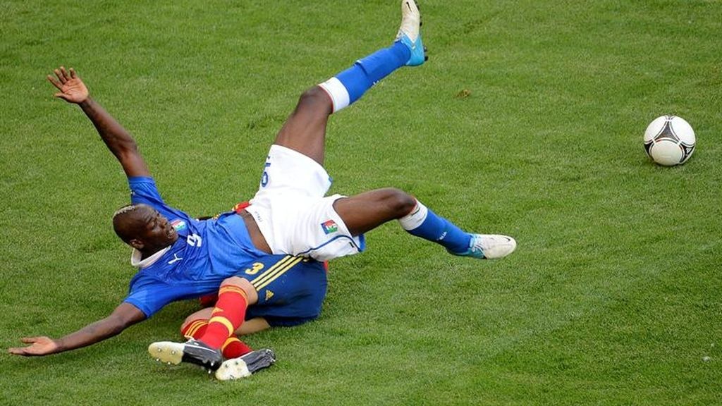 Balotelli cae encima de Piqué tras una ocasión de la Azzurra