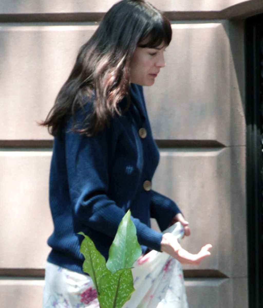 Liv Tyler, salir al balcón vestida de mesa camilla...¡no hay necesidad!