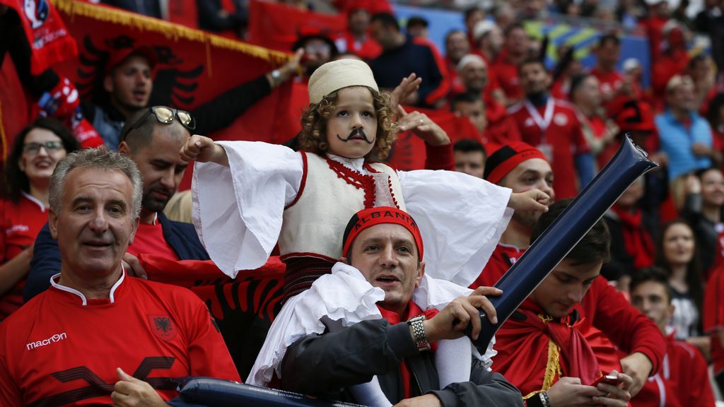 Cuanto más tradicional, más se anima en la grada albanesa (19/06/2016)
