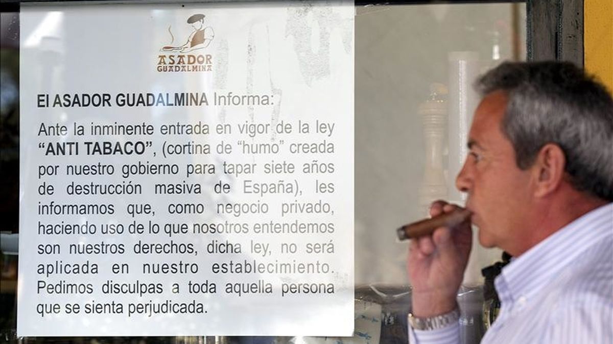 El asador Guadalmina de Marbella (Málaga) donde han colocado carteles en la cristalera del establecimiento que da al exterior, en los que anuncia que no aplicará la nueva "Ley antitabaco". EFE/Archivo El asador Guadalmina de Marbella (Málaga) donde han colocado carteles en la cristalera del establecimiento que da al exterior, en los que anuncia que no aplicará la nueva "Ley antitabaco". EFE/Archivo
