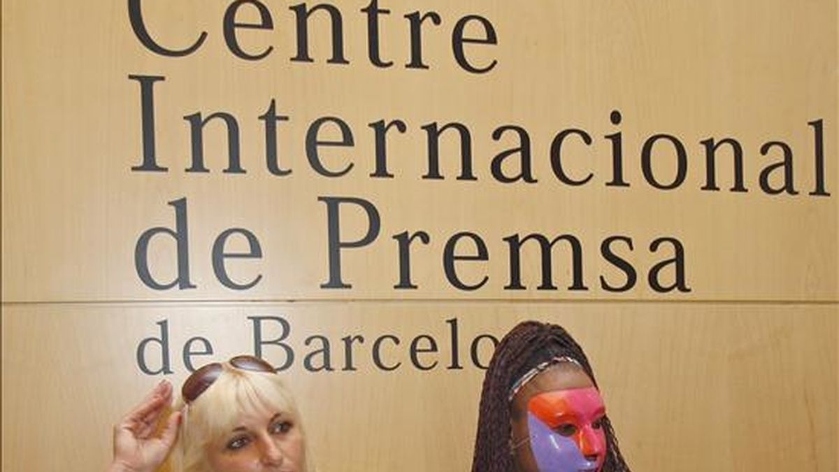 Dos prostitutas de Barcelona, a su llegada hoy al Colegio de Periodistas de Cataluña. EFE