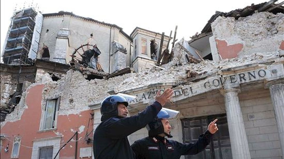 Dos carabinieri observan los daños del Palacio del Gobierno en L'Aquila, Italia, despúes del terremoto que asoló el lunes la región italiana de los Abruzos. EFE