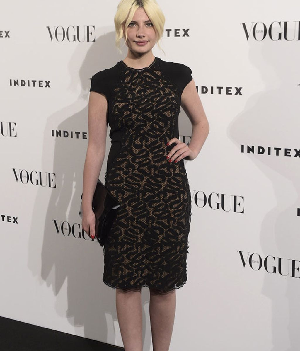 Miriam Giovanelli, con little black dress conjugado con stilettos y uñas rojas