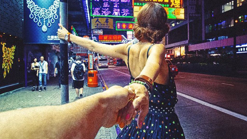 La mano de Osmann y la espalda de Nataly