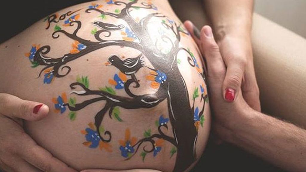 Dibujos personalizados adornan temporalmente la piel de las futuras madres
