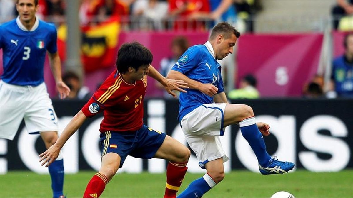 David Silva presiona una balón en el partido España-Italia