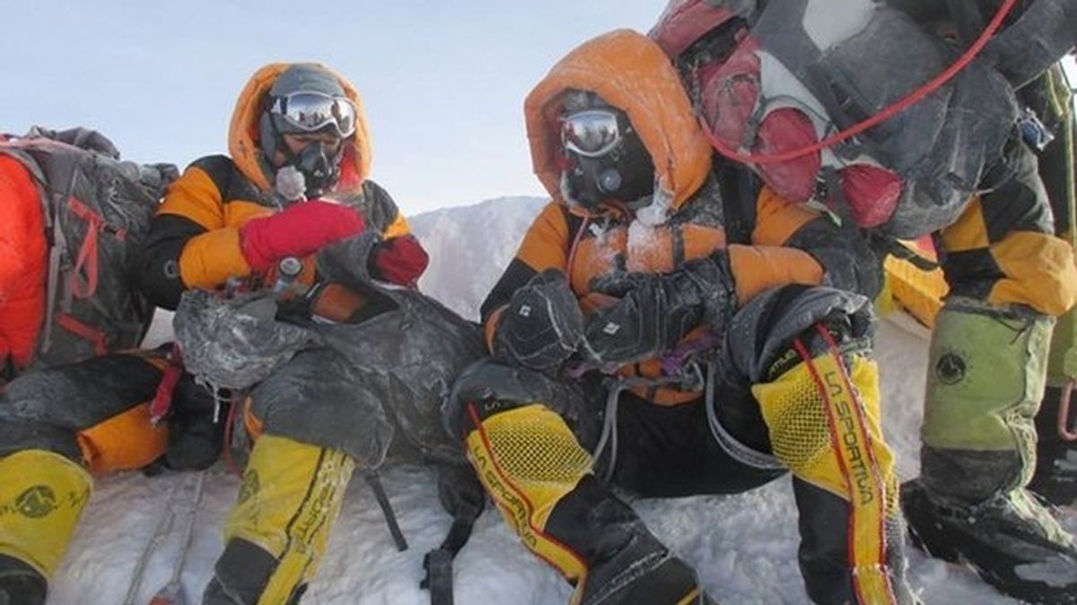 Acusados de falsear fotos diciendo que son la primera pareja india en subir al Everest Acusados de falsear fotos diciendo que son la primera pareja india en subir al Everest