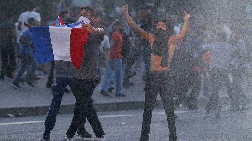 La policía usa gases lacrimógenos en los distubrios de la 'fan zone' de la Torre Eiffel