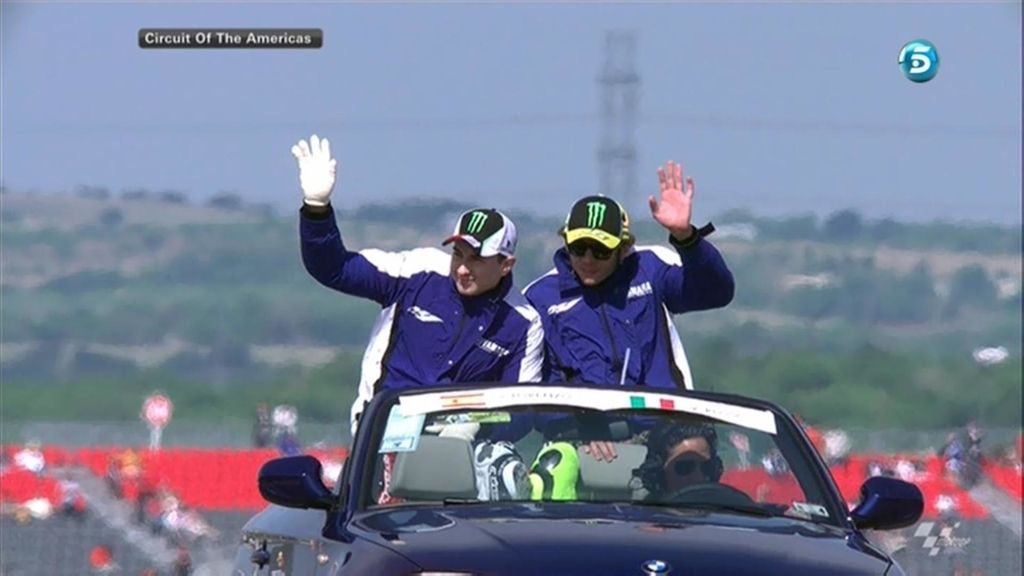 Jorge Lorenzo y Valentino Rossi saludan al público de Austin