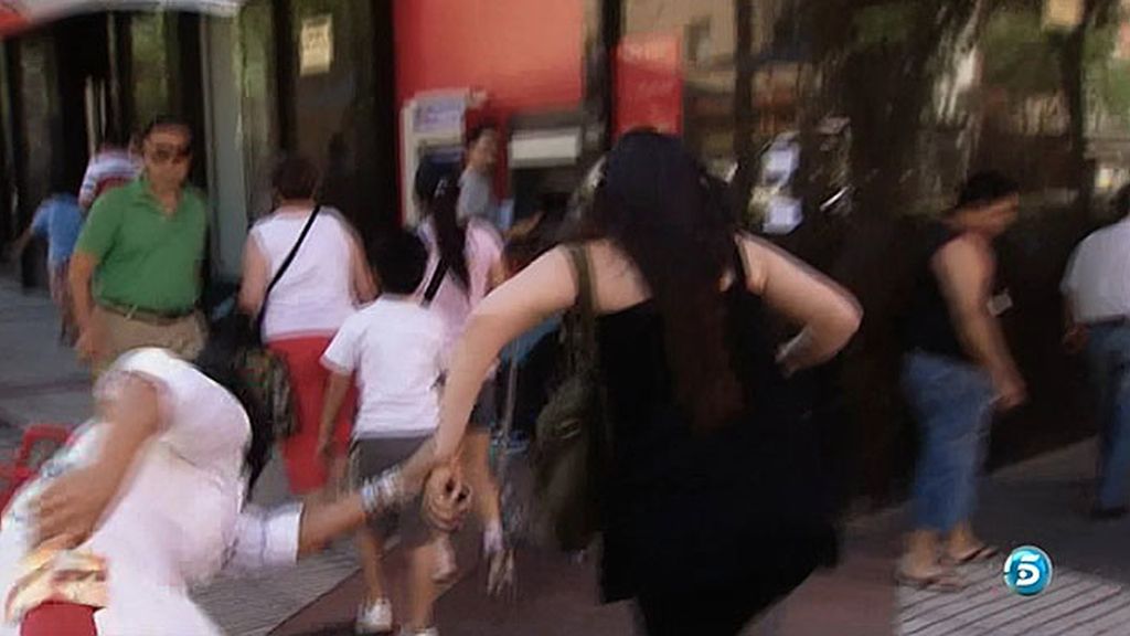 La reportera sufre una caída en pleno reportaje