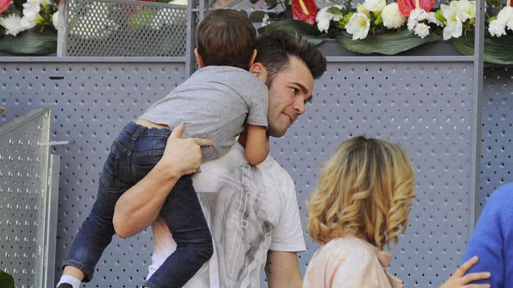 Avión, ternura y tenis: Fonsi Nieto y su hijo #Lucasmolón, en el Open de Madrid