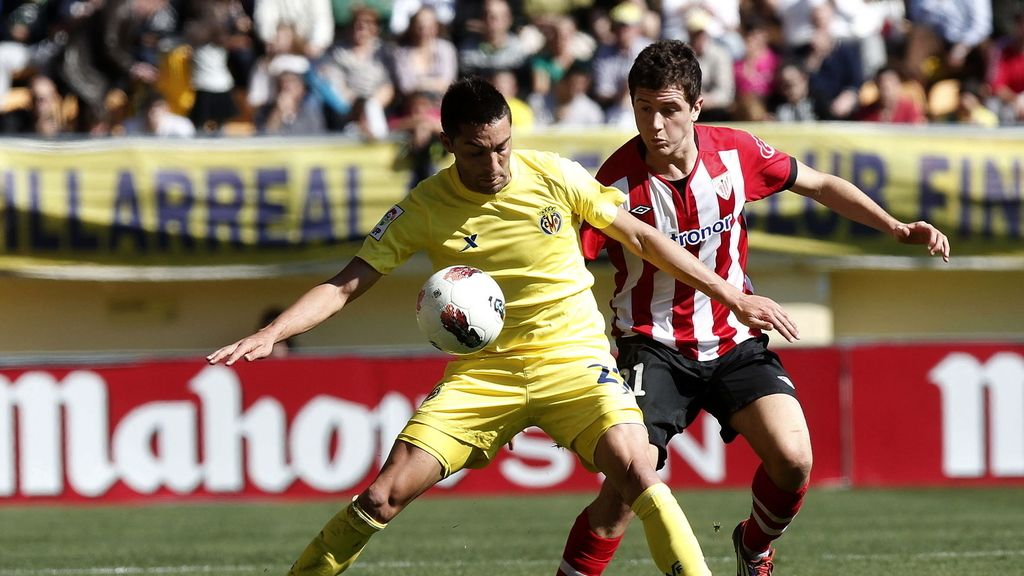 El centrocampista del Villarreal Bruno Soriano protege un balón ante la presencia del centrocampista del Athletic Club Ander Herrera durante el partido de Liga de la vigésima quinta jornada de Primera División disputado hoy en el estadio El Madrigal. El centrocampista del Villarreal Bruno Soriano protege un balón ante la presencia del centrocampista del Athletic Club Ander Herrera durante el partido de Liga de la vigésima quinta jornada de Primera División disputado hoy en el estadio El Madrigal.
