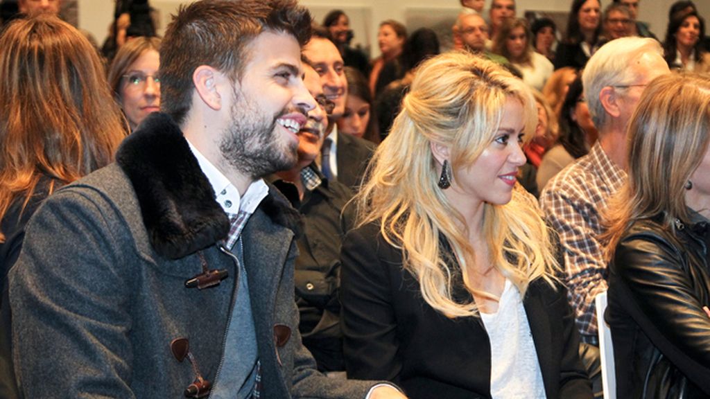 Gerard Piqué se lleva a Shakira a la presentación del libro de su padre