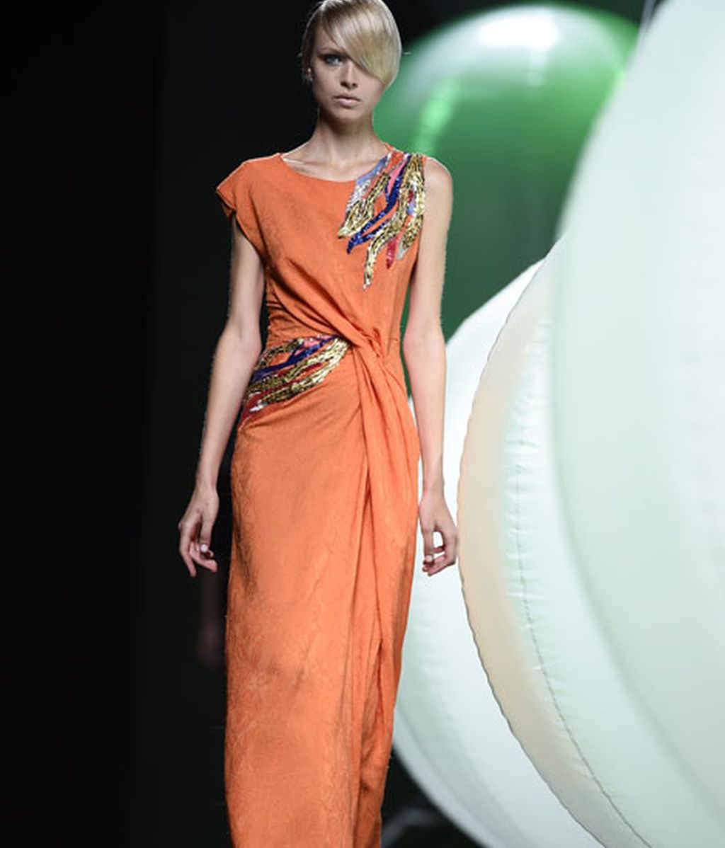 Bordados y drapeados rompen la geometría