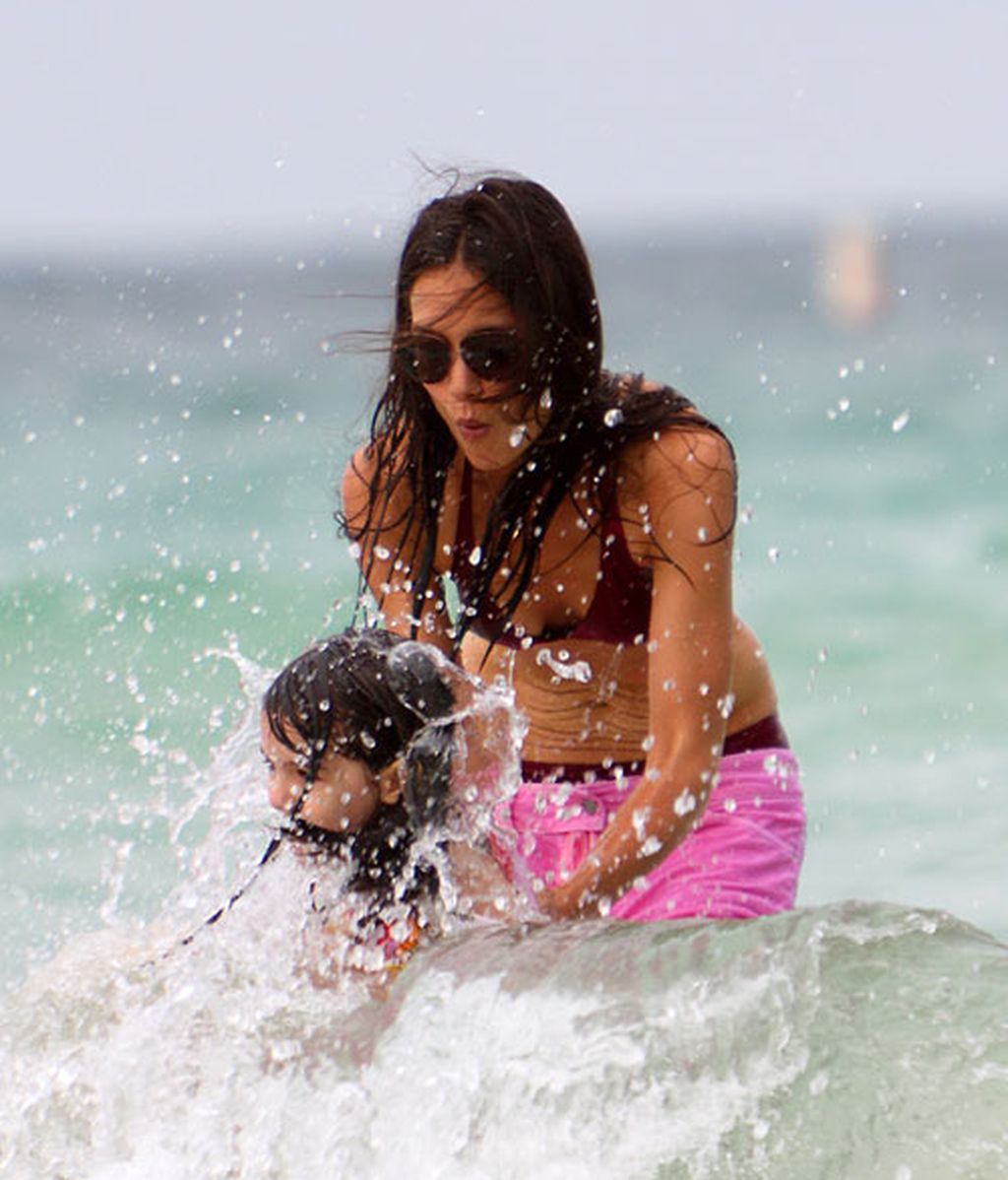 Suri Cruise y Katie Holmes se bañan vestidas