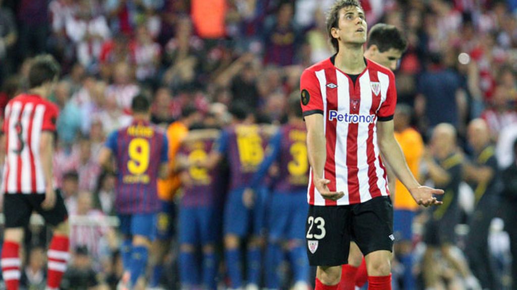 El defensa del Athletic de Bilbao Borja Ekiza se lamenta tras un gol encajado ante el FC Barcelona