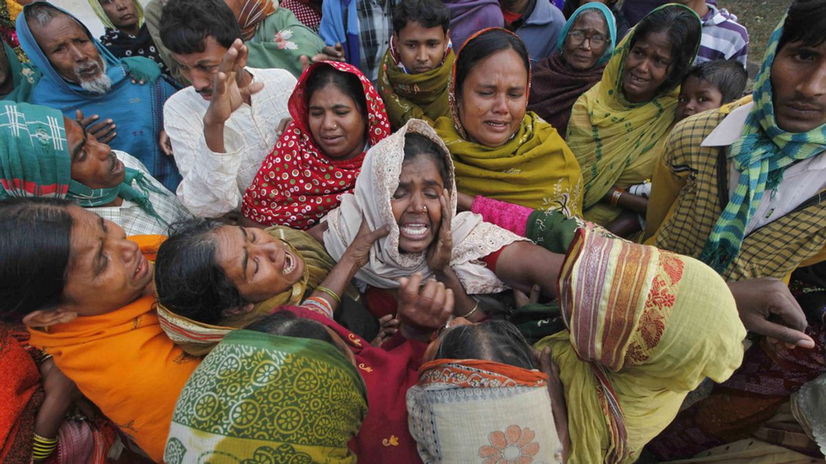Familias de algunos de los fallecidos en India por ingerir alcohol adulterado
