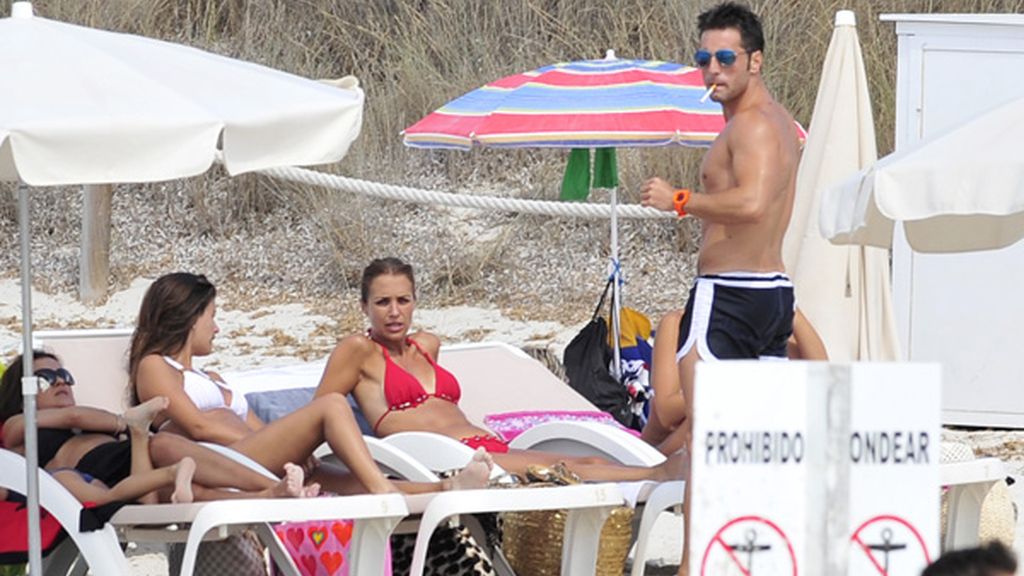 La pareja se relajó en Formentera en compañía de unos amigos