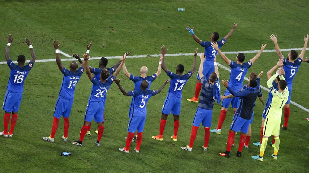 Francia imitó a Islandia en la celebración de su victoria (07/07/2016)