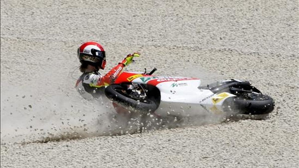 El piloto italiano de 250cc Marco Simoncelli, de Mets Gilera, cae de su moto durante los entrenamientos libres del Gran Premio de Cataluña,que se disputará el sabado, en el circutio de Montmelo,cerca de Barcelona (España) ayer. Simoncelli finalizó en tercera posición. EFE