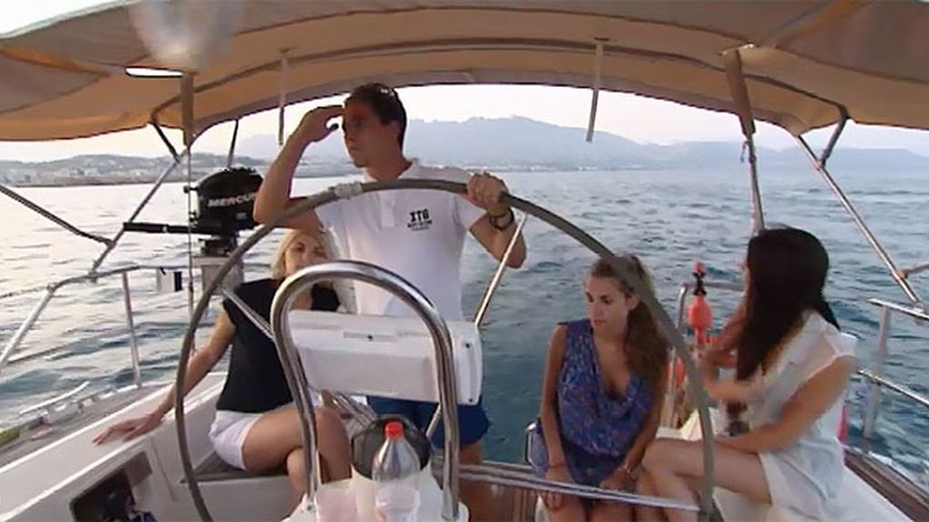 Un beso y un paseo en moto muy poco románticos