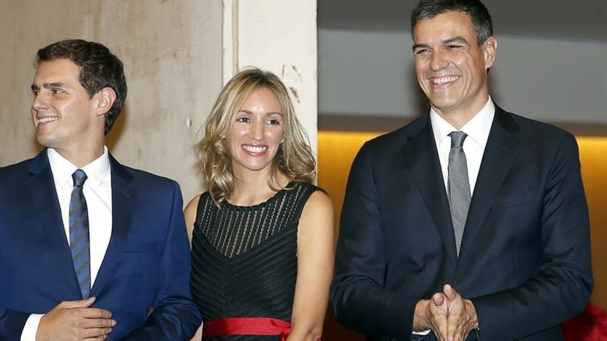 Albert Rivera, su pareja y Pedro Sánchez en el Premio Planeta