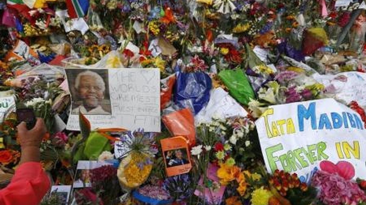 Sudáfrica recuerda a Mandela con alabanzas y oraciones