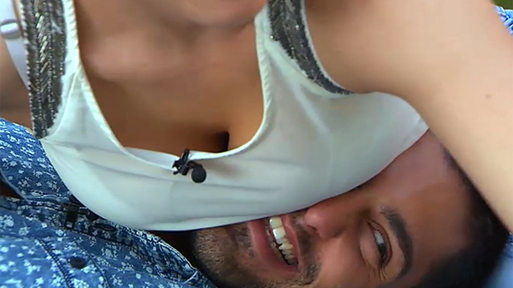 A Isaac no le encantan los besos de Paula