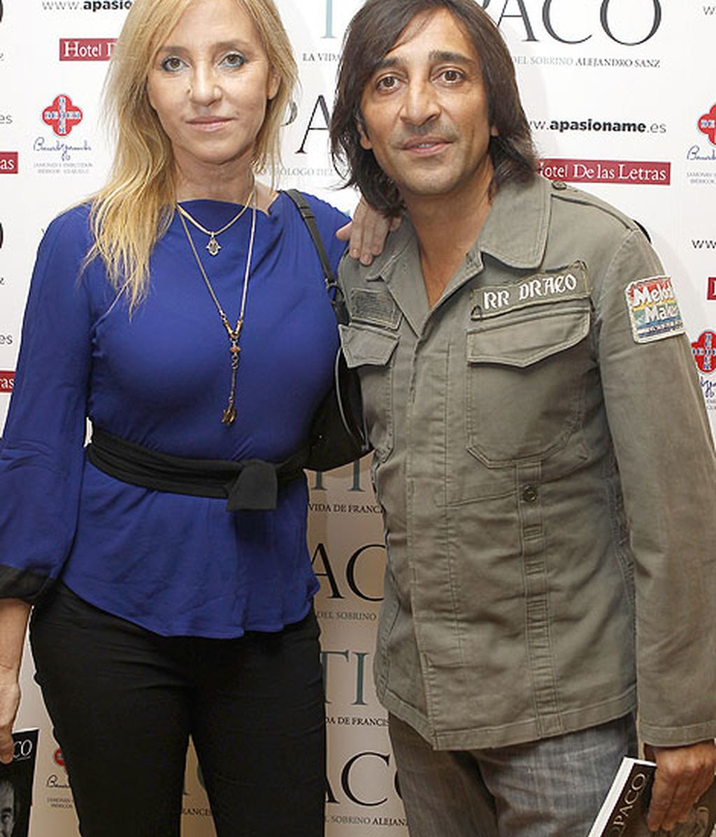 Antonio Carmona y Mariola Orellana, grandes amigos del cantante, no quisieron perderse la presentación